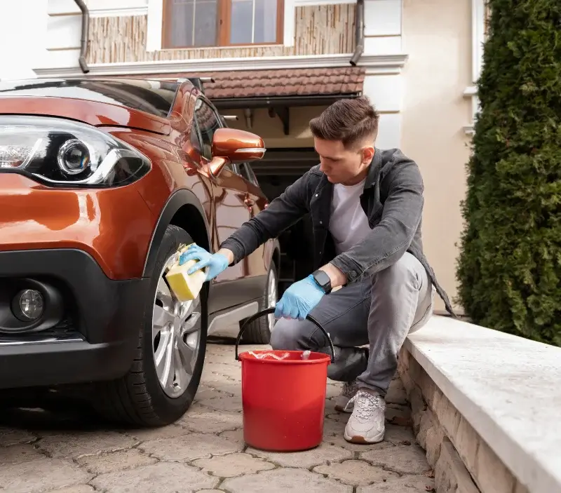 Lavage auto à domicile Saint-Jean-de-Boiseau : professionnel intervenant sur un véhicule